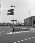 857466 Afbeelding van een wegwijzer bij het Henry Dunantplein te Utrecht, met naar rechts de Einsteindreef.